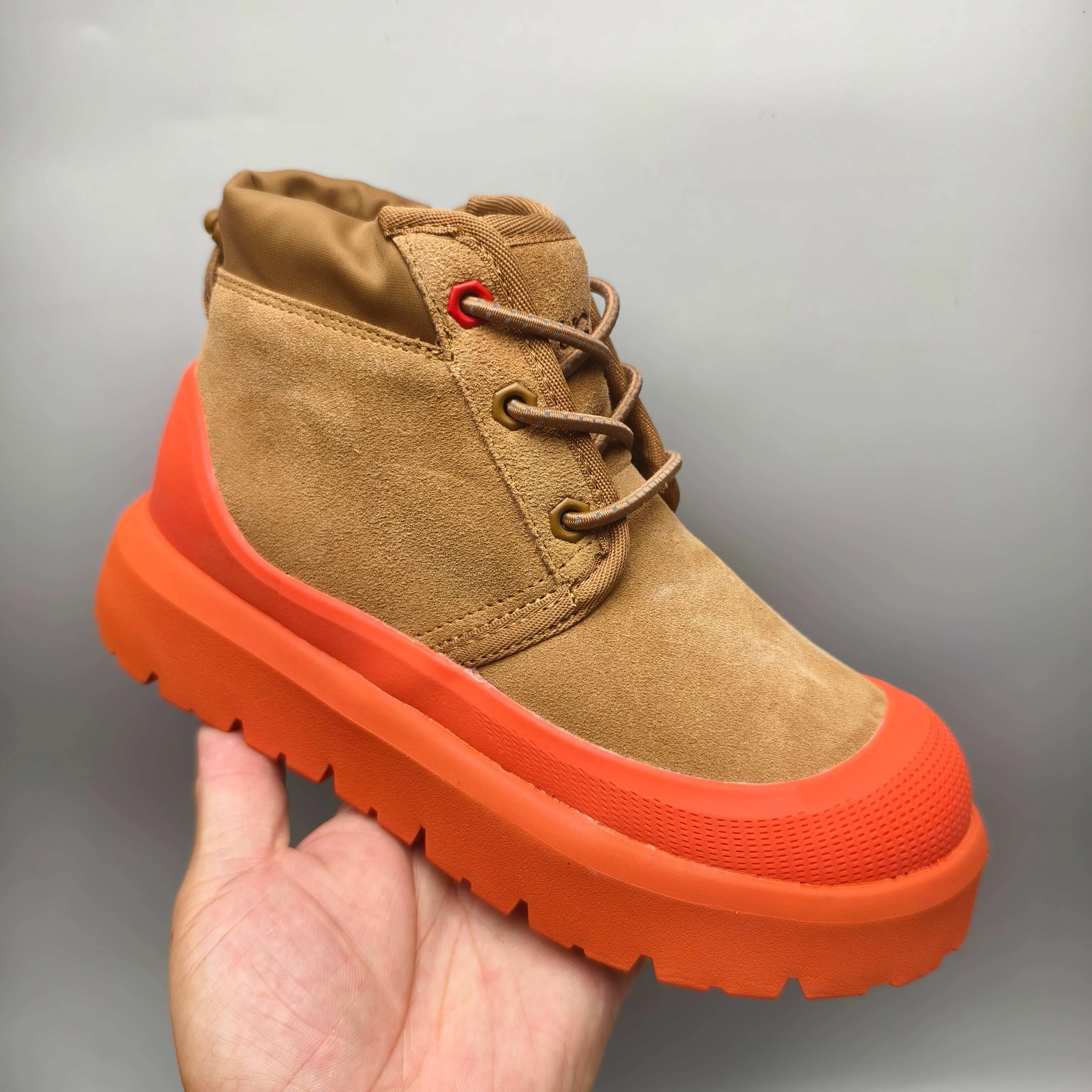 Couple model👫 💰560 UGG 3991 Tasman Weather Hybrid snow boots👢 Wang Yibo's same 👏 classic Tasman shoe model is added with a large orange sole, functional color contrast design, environmentally friendly waterproof and snowproof material, which is both fashionable and functional. At the same time, it is paired with the new UGG Keen furry color-blocking jacket. Bright orange and maroon collide to create a new light outdoor style and open up a new travel experience in early autumn! Using the best materials, the 17mm fur integrated surface is warmer and breathable, and the outsole is upgraded to a lightweight and wear-resistant light wing technology outsole!  Color: Black White Red Blue Light Gray Dark Gray Military Green Yellow Size: 35-46